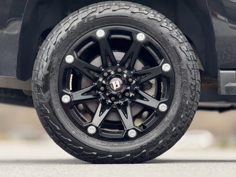 Used 2018 Chevrolet Tahoe LT image 19