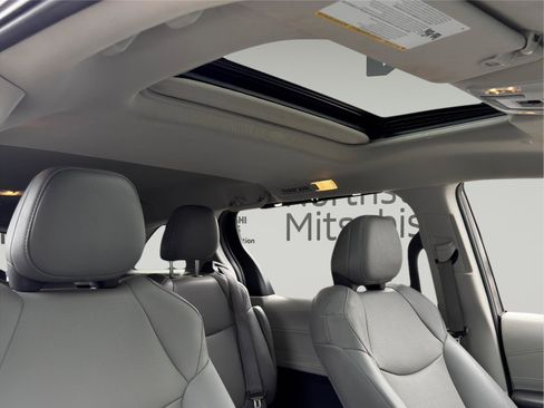 Used 2023 Toyota Sienna XLE image 22