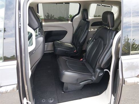 Used 2022 Chrysler Pacifica Touring-L FWD image 11
