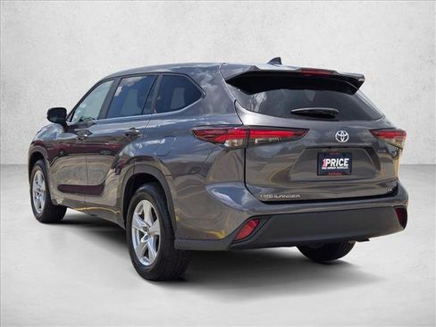 Used 2025 Toyota Highlander LE FWD image 8