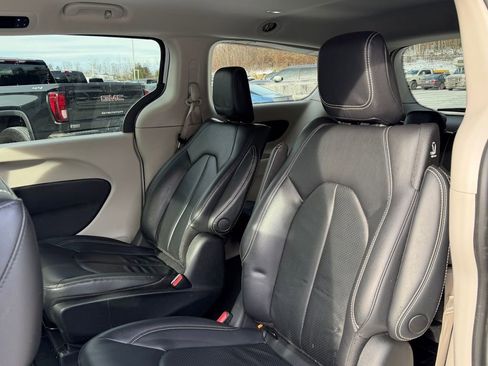 Used 2022 Chrysler Pacifica Touring-L image 6