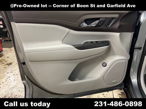Used 2023 GMC Acadia SLT w/ Preferred Package FWD image 15