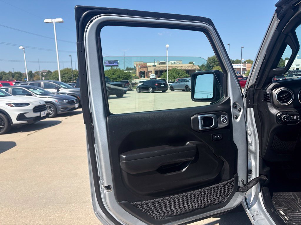 Used 2022 Jeep Gladiator Rubicon w/ Cold Weather Group AWD/4WD image 9