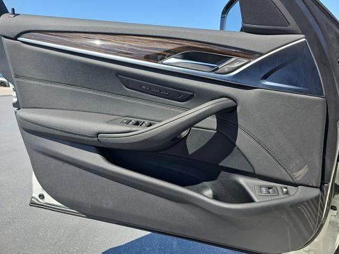 Used 2023 BMW 530e w/ M Sport Package image 27