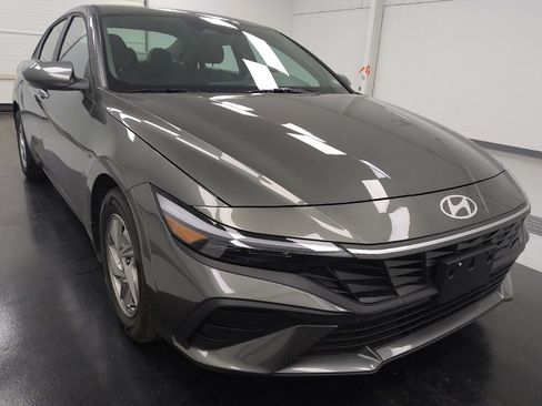 Used 2025 Hyundai Elantra SE FWD image 14