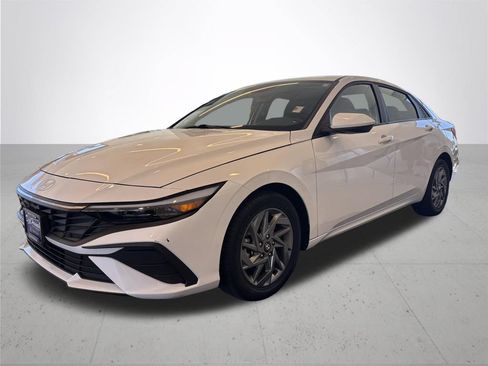 Used 2024 Hyundai Elantra SEL FWD image 2