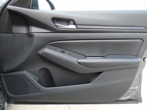 Used 2024 Nissan Altima 2.5 SV FWD image 31