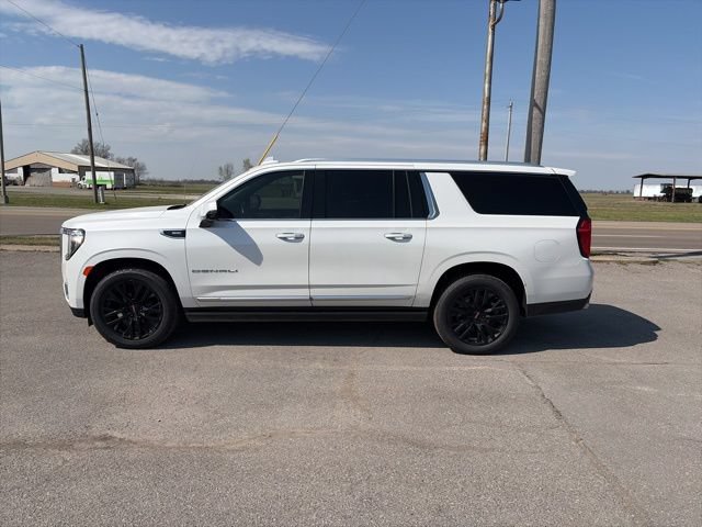 Used 2023 GMC Yukon XL Denali AWD/4WD image 3