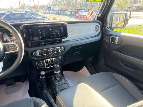 Used 2025 Jeep Wrangler Unlimited Sahara AWD/4WD image 22