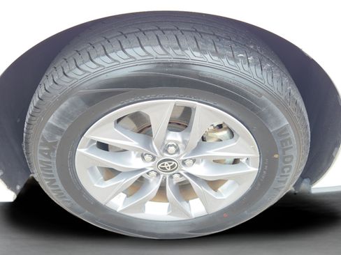 Used 2023 Toyota Sienna XLE image 32