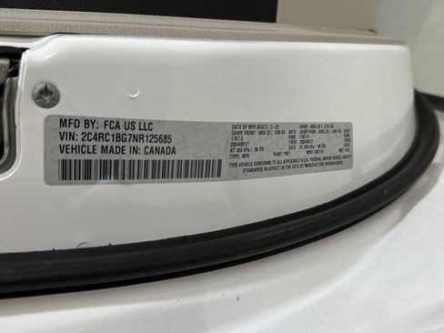 Used 2022 Chrysler Pacifica Touring-L image 11