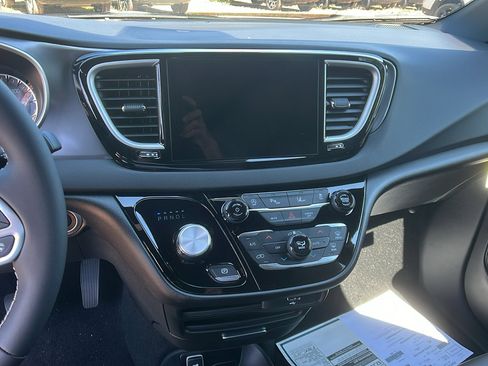 New 2026 Chrysler Voyager LX image 27