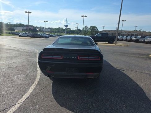 Used 2019 Dodge Challenger SXT RWD image 4