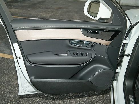 New 2026 Volvo XC90 B6 Plus w/ Protection Package image 10