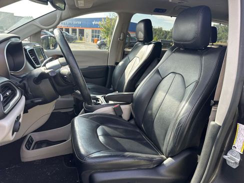 Used 2019 Chrysler Pacifica Touring-L FWD image 6