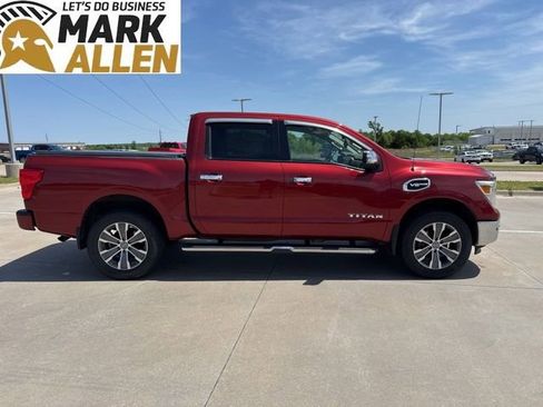 Used 2017 Nissan Titan SL image 6