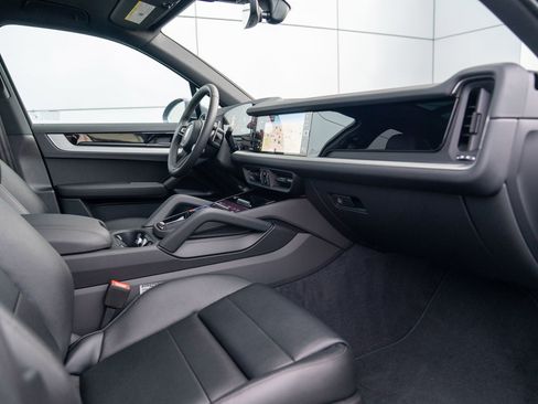 Certified 2026 Porsche Cayenne AWD/4WD image 24