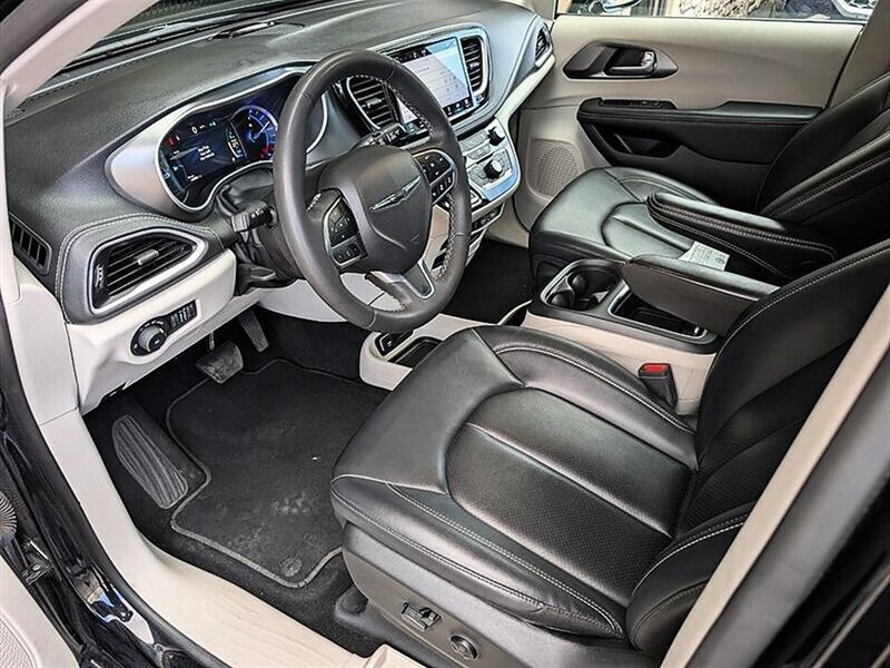 Used 2024 Chrysler Pacifica Limited FWD image 2