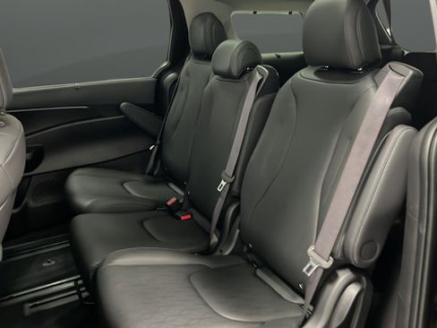 Used 2025 Kia Carnival SX w/ SX Dark Edition Package FWD image 23