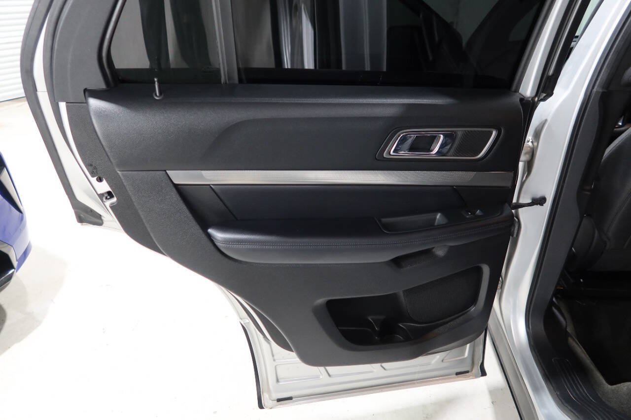 Used 2018 Ford Explorer XLT w/ Equipment Group 201A FWD image 30