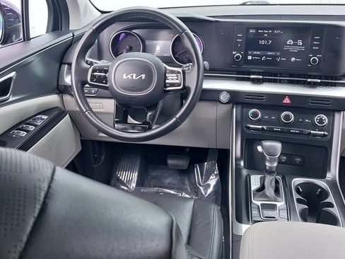 Used 2024 Kia Carnival LX image 12