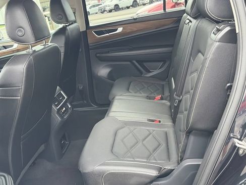 Used 2025 Volkswagen Atlas SE AWD/4WD image 24