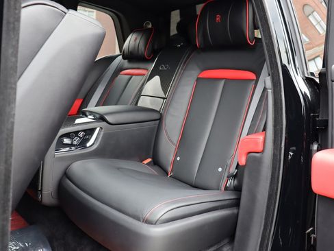 Used 2022 Rolls-Royce Cullinan Black Badge w/ Dark Exterior Package AWD/4WD image 21