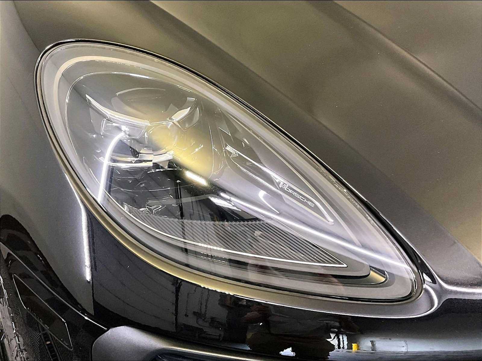 Certified 2022 Porsche Macan AWD/4WD image 12