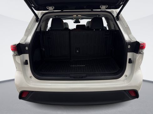 Used 2021 Toyota Highlander XLE image 23