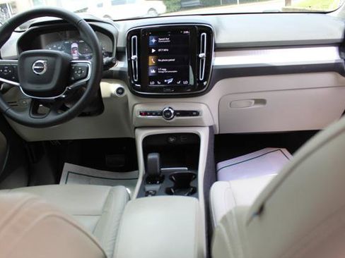 Used 2022 Volvo XC40 T5 Momentum image 12