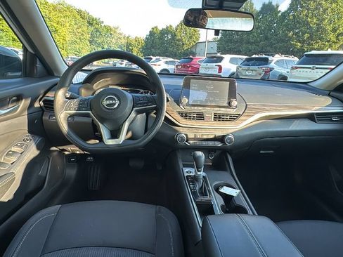 Used 2025 Nissan Altima 2.5 SV FWD image 8