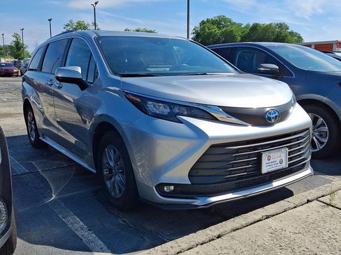 Used 2025 Toyota Sienna XLE FWD image 3