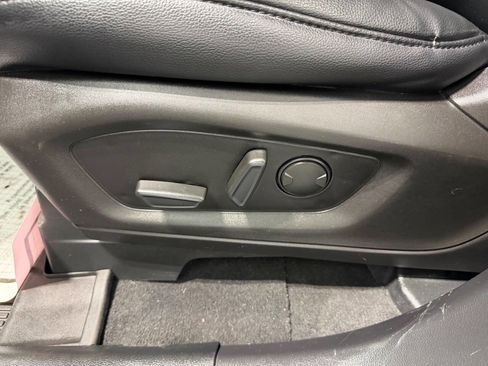 Used 2020 Ford Explorer XLT w/ Equipment Group 202A AWD/4WD image 31