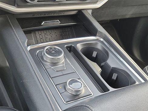 Used 2022 Ford Expedition XLT image 18