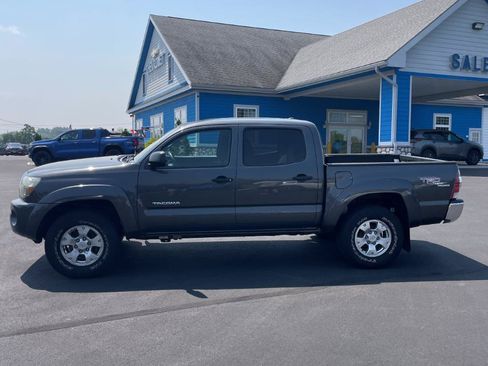 Used 2011 Toyota Tacoma 4x4 Double Cab w/ TRD Off-Road Pkg image 2