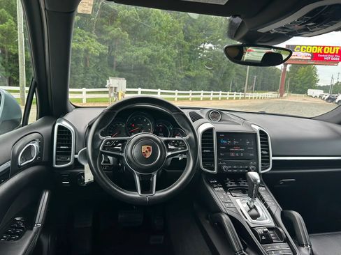 Used 2017 Porsche Cayenne AWD/4WD image 19