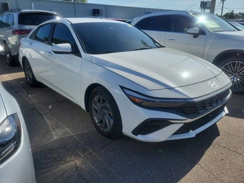 Used 2024 Hyundai Elantra SEL FWD image 2