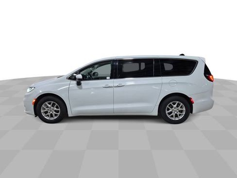 Used 2023 Chrysler Pacifica Touring-L FWD image 6