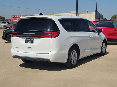 Used 2023 Chrysler Pacifica Touring-L FWD image 7