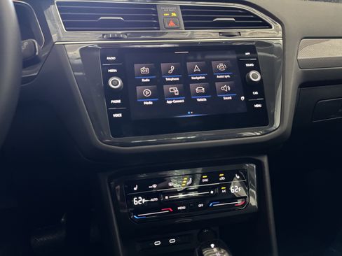 Used 2024 Volkswagen Tiguan SE w/ Panoramic Sunroof Package image 23