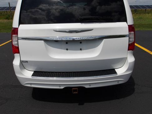 Used 2014 Chrysler Town & Country Touring-L w/ Trailer Tow Group FWD image 39
