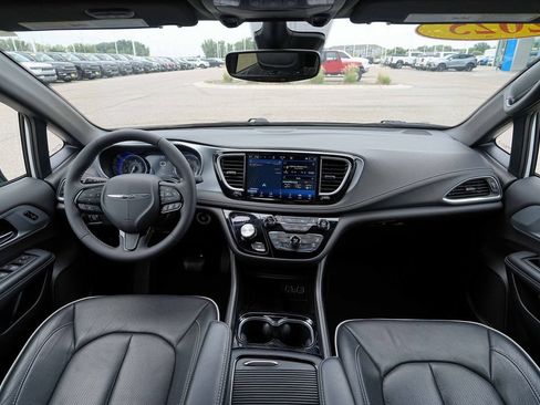 Used 2025 Chrysler Pacifica Limited FWD image 27