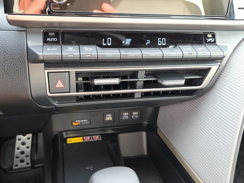 Used 2026 Toyota Camry SE FWD image 25