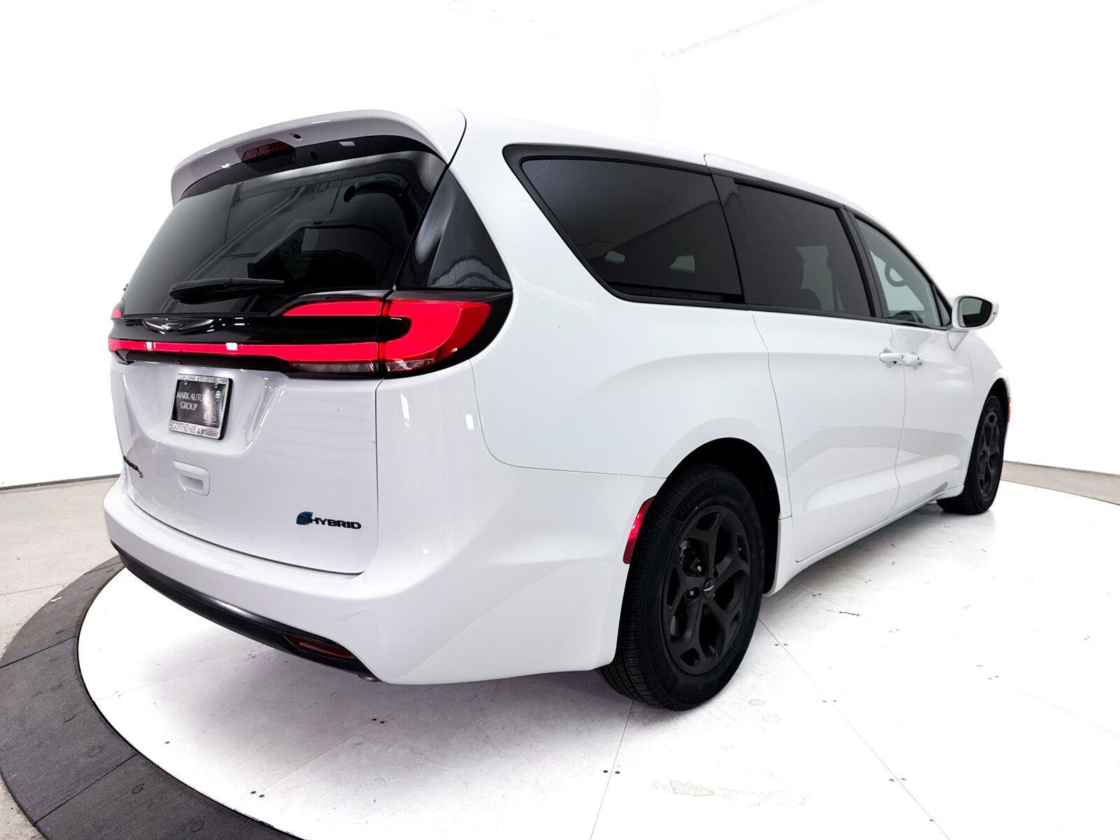 Used 2022 Chrysler Pacifica Touring-L w/ S Appearance Package FWD image 16