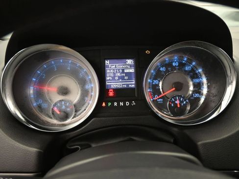 Used 2015 Chrysler Town & Country Limited image 36