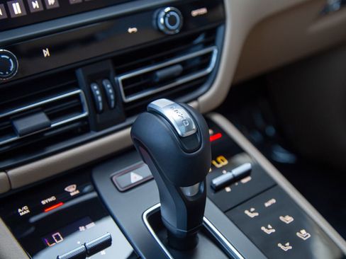 Certified 2025 Porsche Macan AWD/4WD image 22
