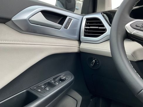 New 2025 Volkswagen Taos SE image 23