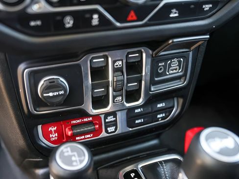 Used 2024 Jeep Wrangler Unlimited Rubicon w/ Technology Group image 19