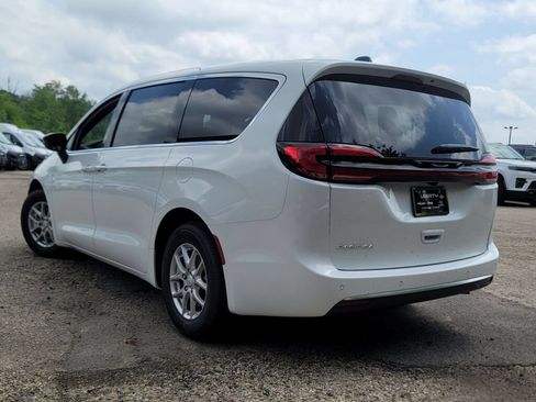 New 2027 Chrysler Pacifica Select FWD image 14