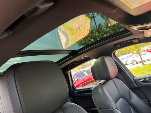Used 2018 Porsche Macan w/ Premium Package Plus AWD/4WD image 38